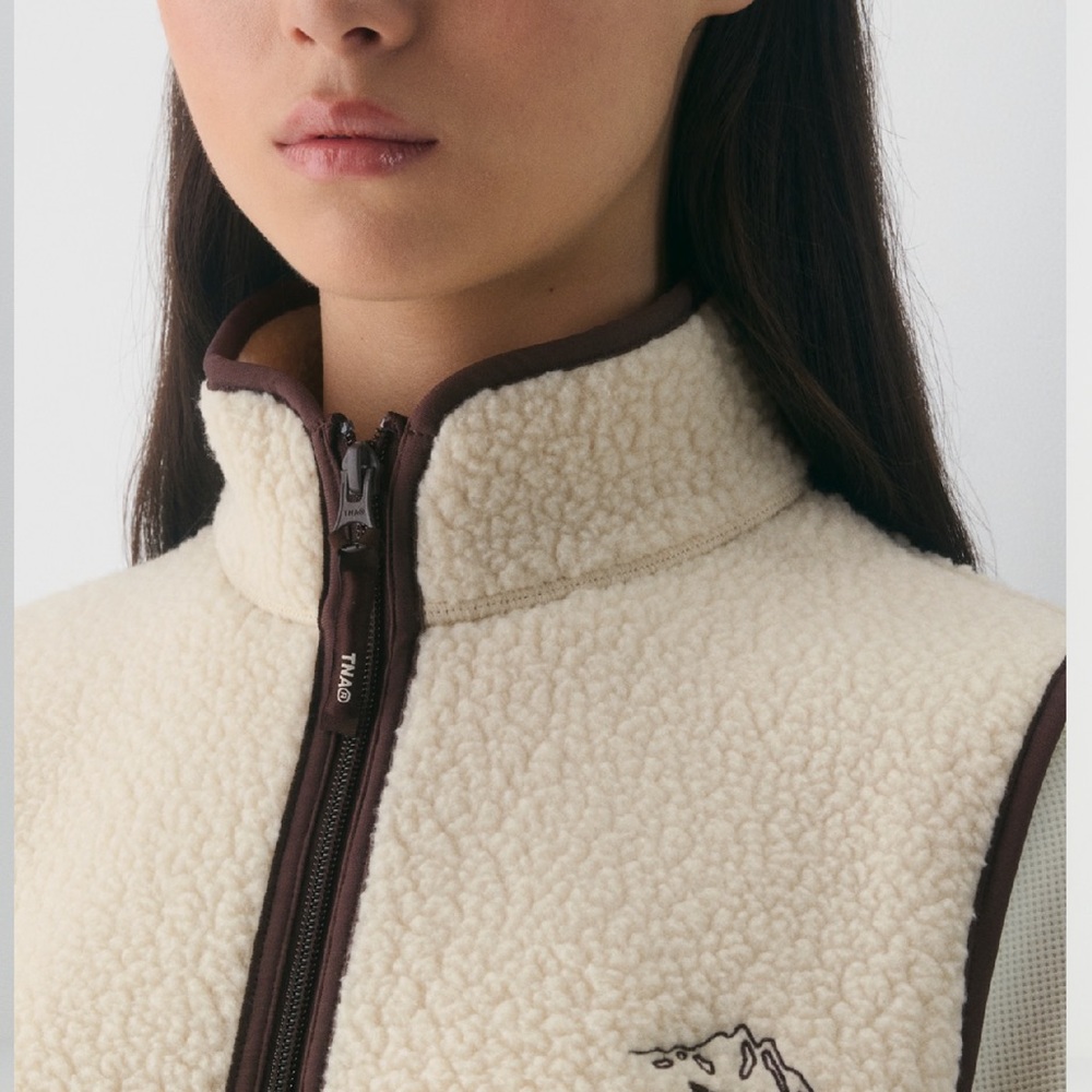 Aritzia TNA Off-White and Dark Brown Fleece Polartec Mockneck vest NWT - Picture 3 of 12
